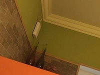 Репитер принимает сигнал от внешней антенны, усиливает его и передает на внутренние антенны.